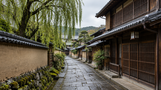 Historische Samurai-Straße mit Lehmmauern in Japan